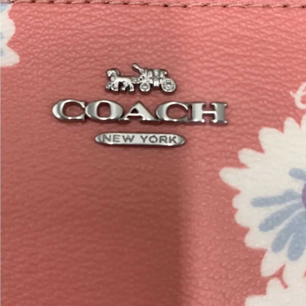 COACH Boxed Corner Zip Wristlet With Daisy Print